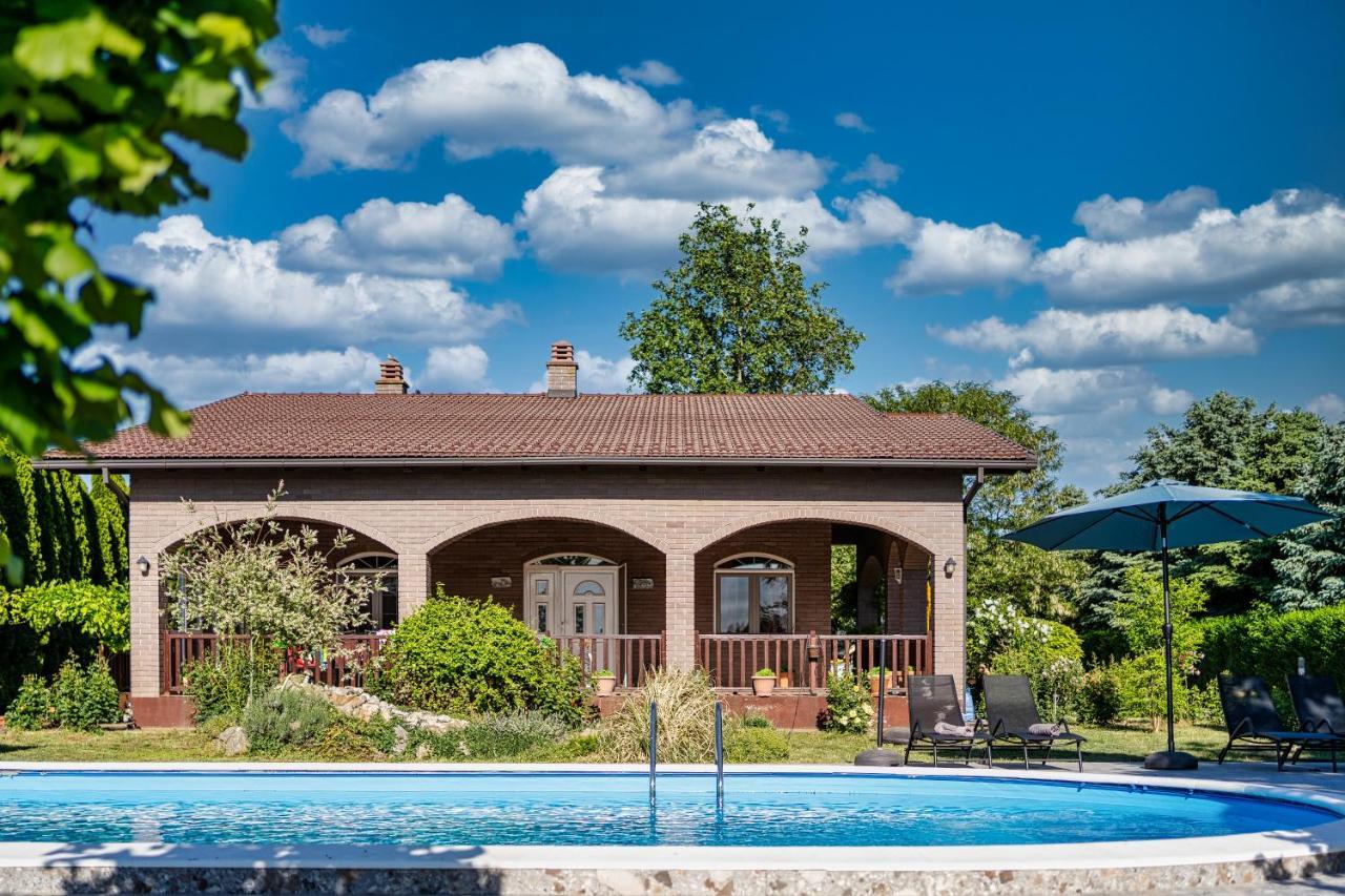 Pool House Villa Cenej Exterior photo